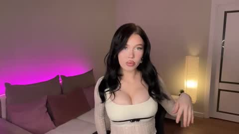 Mia online show from December 4, 2025, 8:17 pm