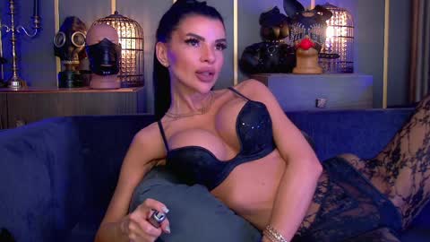 Elenia online show from March 27, 2026, 1:33 pm