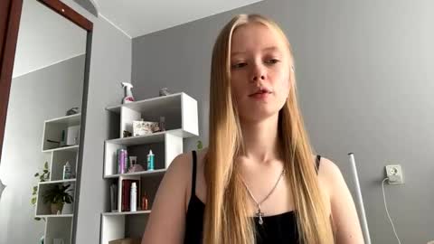 Snapshot of mittietonge chatting on October 3, 2025, 10:12 am Amelia online show from October 3, 2025, 10:12 am