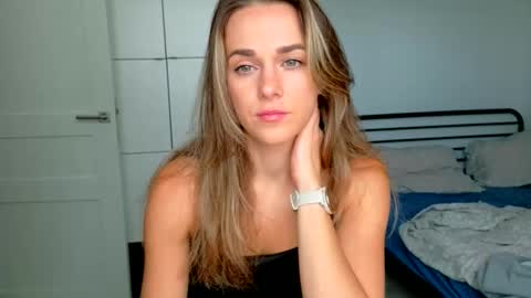 mmminnie online show from October 11, 2025, 1:42 pm