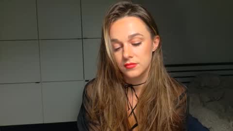 mmminnie online show from November 24, 2025, 2:39 pm