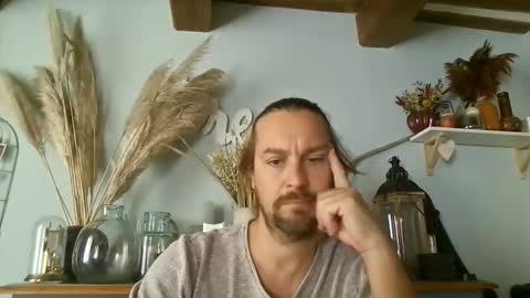 Snapshot of moi9876543210 chatting on October 13, 2025, 12:27 pm Julien online show from October 13, 2025, 12:27 pm