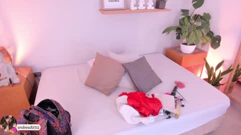 Snapshot of moll1e_ chatting on February 5, 2025, 11:55 am M o L l i E  online show from February 5, 2025, 11:55 am