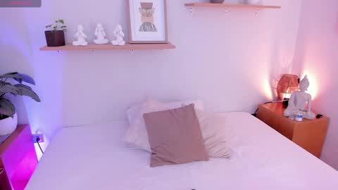 Snapshot of moll1e_ chatting on February 14, 2025, 11:42 am M o L l i E  online show from February 14, 2025, 11:42 am