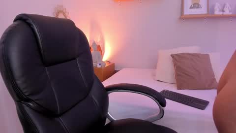 Snapshot of moll1e_ chatting on February 15, 2025, 11:50 am M o L l i E  online show from February 15, 2025, 11:50 am