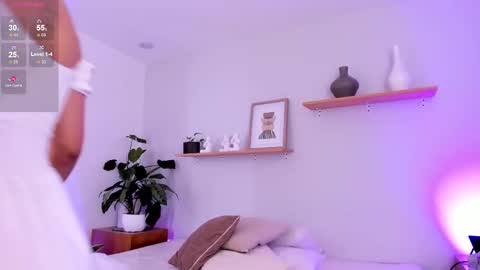 Snapshot of moll1e_ chatting on February 21, 2025, 11:01 am M o L l i E  online show from February 21, 2025, 11:01 am