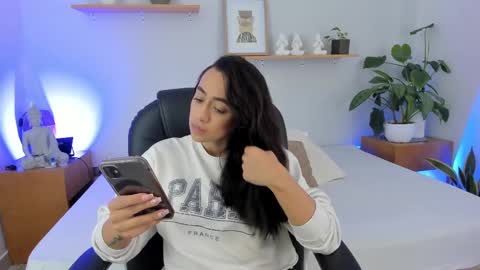 Snapshot of moll1e_ chatting on February 24, 2025, 12:26 pm M o L l i E  online show from February 24, 2025, 12:26 pm