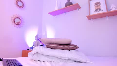 Snapshot of moll1e_ chatting on March 6, 2025, 3:24 pm M o L l i E  online show from March 6, 2025, 3:24 pm