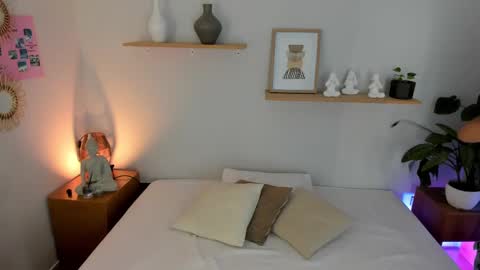 Snapshot of moll1e_ chatting on March 7, 2025, 12:12 pm M o L l i E  online show from March 7, 2025, 12:12 pm