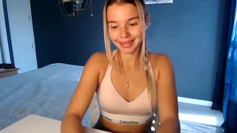 Snapshot of molly_bell chatting on January 13, 2025, 12:45 pm Molly online show from January 13, 2025, 12:45 pm