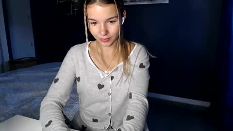 Snapshot of molly_bell chatting on January 17, 2025, 1:46 pm Molly online show from January 17, 2025, 1:46 pm