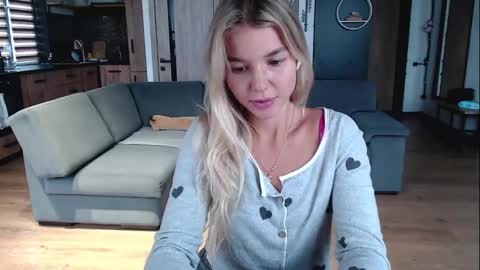 Snapshot of molly_bell chatting on September 18, 2025, 11:56 am Molly online show from September 18, 2025, 11:56 am