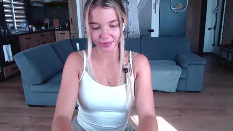 Snapshot of molly_bell chatting on September 19, 2025, 10:16 am Molly online show from September 19, 2025, 10:16 am