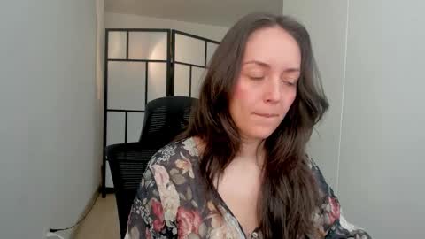   MOLLY   online show from December 4, 2025, 4:05 pm