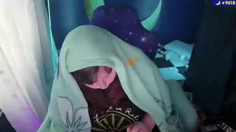 Snapshot of molly_moons chatting on October 14, 2025, 4:41 pm molly_moons online show from October 14, 2025, 4:41 pm