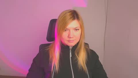 Snapshot of molly_moree chatting on January 15, 2025, 12:15 pm Molly online show from January 15, 2025, 12:15 pm