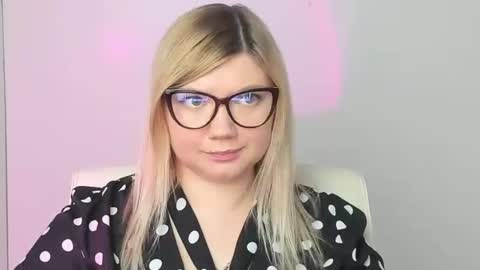 Molly online show from November 11, 2025, 2:39 pm