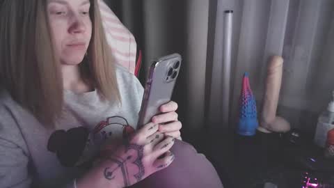 I have new photos come and see with love Molly online show from January 28, 2025, 4:41 pm