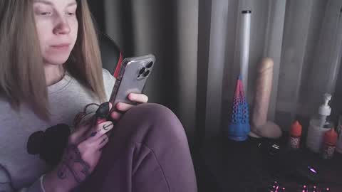 I have new photos come and see with love Molly online show from February 1, 2025, 9:51 pm