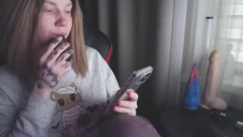 I have new photos come and see with love Molly online show from February 28, 2025, 6:54 am