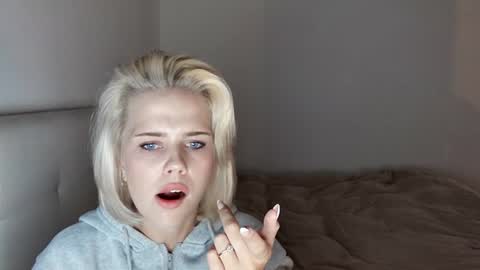 mollyforthenose online show from August 1, 2026, 10:30 pm