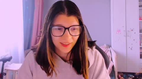 Snapshot of mollylollipop20 chatting on May 25, 2026, 4:18 am KIRA online show from May 25, 2026, 4:18 am