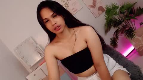 Snapshot of momi_khem019 chatting on September 25, 2025, 7:01 am MOMIKHEM online show from September 25, 2025, 7:01 am