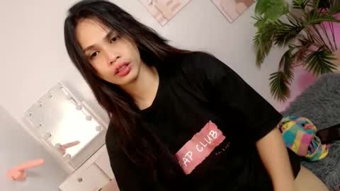 Snapshot of momi_khem019 chatting on October 5, 2025, 6:12 am MOMIKHEM online show from October 5, 2025, 6:12 am