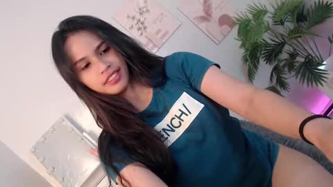 Snapshot of momi_khem019 chatting on October 19, 2025, 6:47 am MOMIKHEM online show from October 19, 2025, 6:47 am