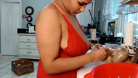 Snapshot of mommybubbles chatting on January 16, 2025, 8:25 pm Mommy bubbles online show from January 16, 2025, 8:25 pm