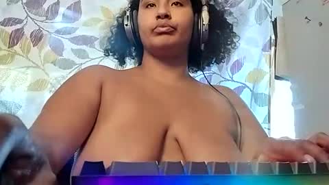 Snapshot of mommybubbles chatting on October 6, 2025, 5:43 pm Mommy bubbles online show from October 6, 2025, 5:43 pm