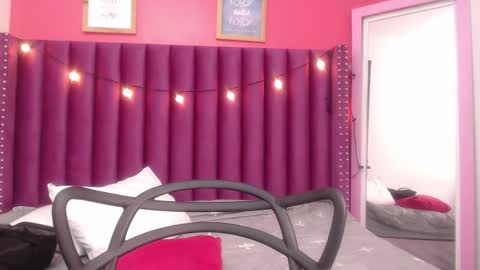 Snapshot of mommyissuess_ chatting on February 26, 2025, 9:42 am Daphne online show from February 26, 2025, 9:42 am