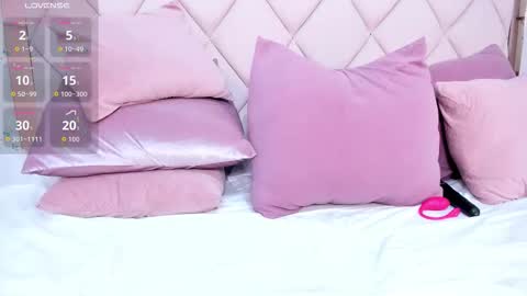 Momo  online show from October 14, 2025, 10:43 pm