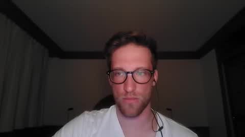 Snapshot of moms_little_monster chatting on November 5, 2025, 9:26 pm moms_little_monster online show from November 5, 2025, 9:26 pm