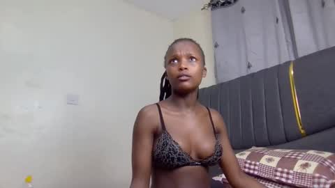 Snapshot of mona_luv1 chatting on September 17, 2025, 12:18 pm Mona online show from September 17, 2025, 12:18 pm