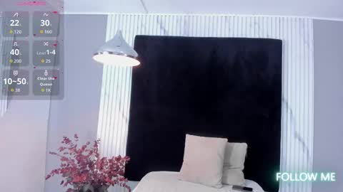 MONIK FOX online show from October 19, 2025, 7:47 pm