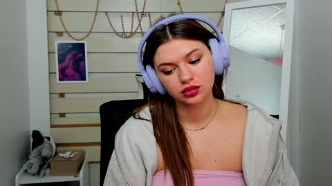 Snapshot of monika_youu chatting on January 19, 2025, 10:50 am Monika online show from January 19, 2025, 10:50 am