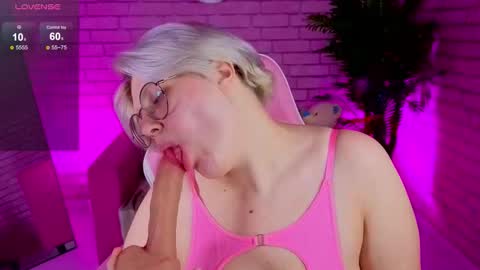 Snapshot of monikasweetie chatting on November 14, 2025, 9:19 am Monica online show from November 14, 2025, 9:19 am