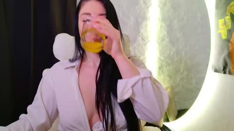 Snapshot of monique_a chatting on November 26, 2025, 5:41 am Ask me online show from November 26, 2025, 5:41 am