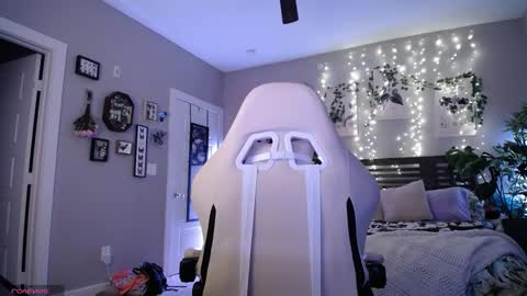 Lydia Mooney online show from January 7, 2025, 1:28 am