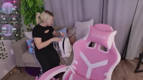 Snapshot of moon__bunny chatting on September 13, 2025, 4:56 am Moon Bunny online show from September 13, 2025, 4:56 am