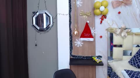 moon_and_fire_ online show from December 5, 2025, 5:05 am