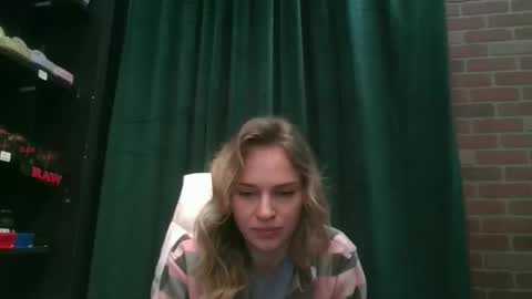 moon_light_girl online show from February 28, 2025, 5:04 pm