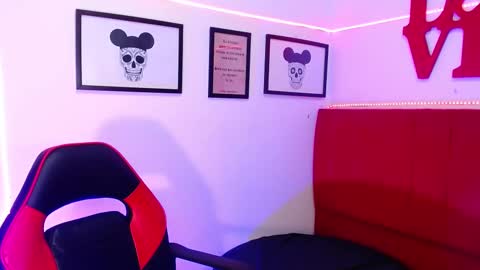 moon_sunflowers online show from March 1, 2025, 5:52 am