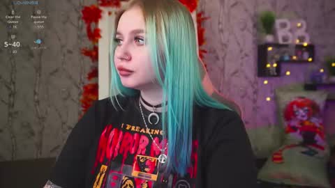 Snapshot of moon_valkyriie chatting on September 30, 2025, 8:19 am Emilia online show from September 30, 2025, 8:19 am