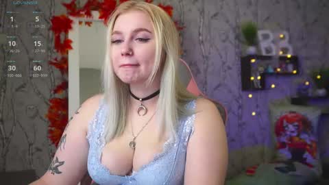 Snapshot of moon_valkyriie chatting on October 7, 2025, 8:55 am Emilia online show from October 7, 2025, 8:55 am