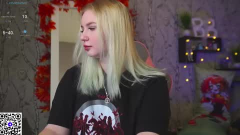 Snapshot of moon_valkyriie chatting on October 12, 2025, 9:30 am Emilia online show from October 12, 2025, 9:30 am