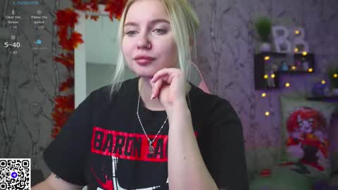 Snapshot of moon_valkyriie chatting on October 19, 2025, 11:22 am Emilia online show from October 19, 2025, 11:22 am