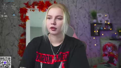 Snapshot of moon_valkyriie chatting on October 20, 2025, 9:10 am Emilia online show from October 20, 2025, 9:10 am