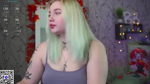 Snapshot of moon_valkyriie chatting on October 23, 2025, 8:35 am Emilia online show from October 23, 2025, 8:35 am